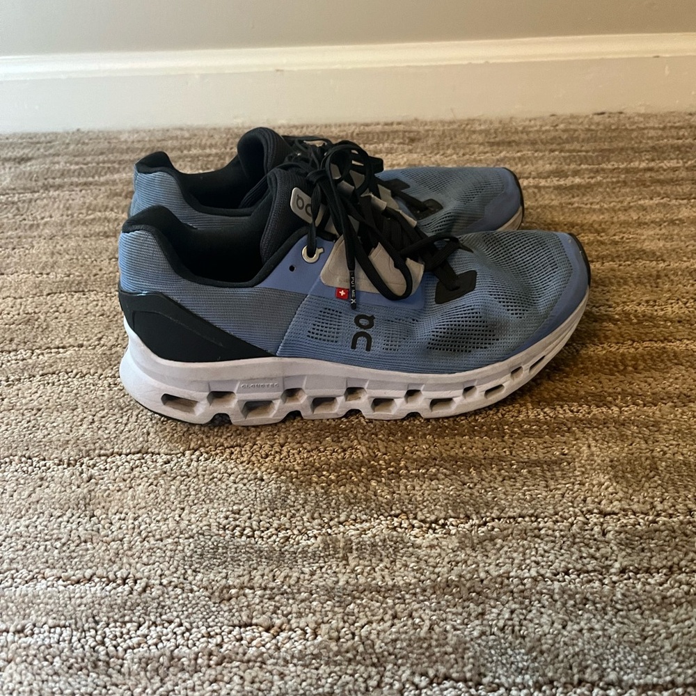 OnCloud tennis shoes. Size 8.5